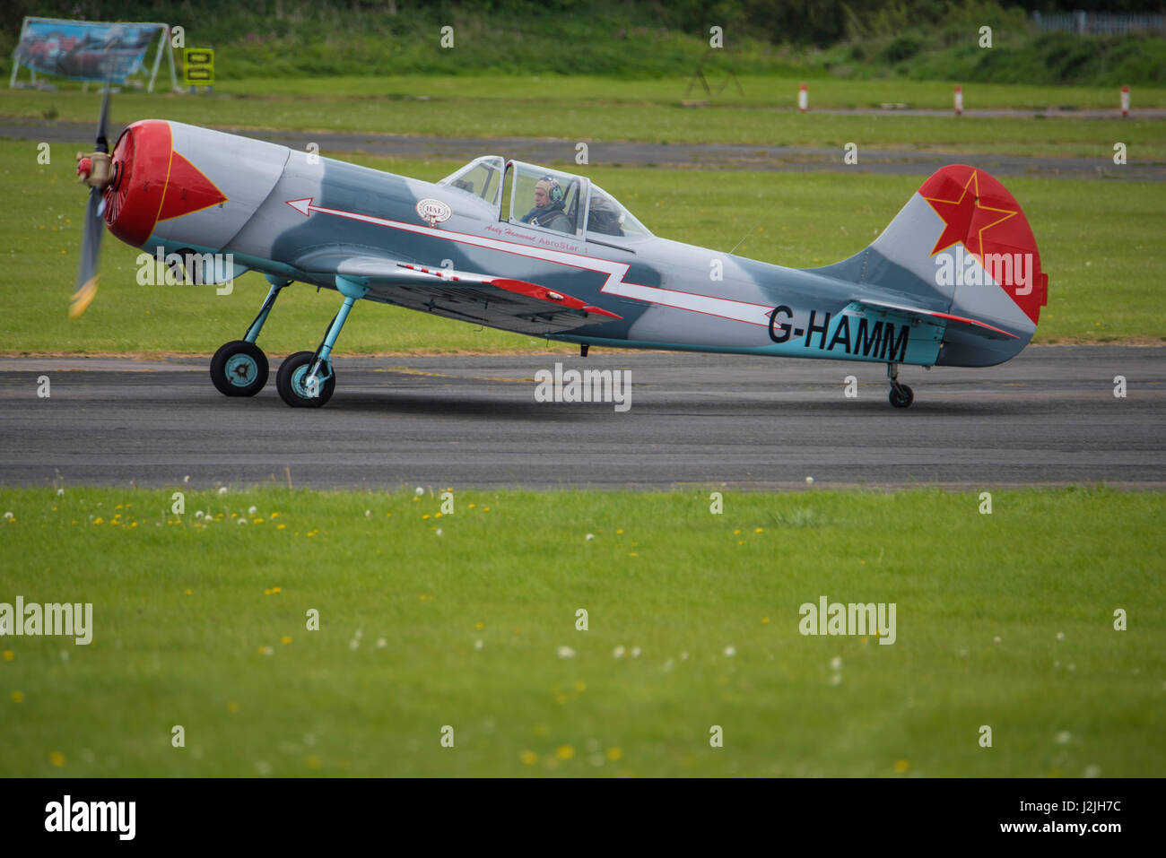 Yakovlev Yak-50 G-Hamm se prépare à prendre d'au North Weald Airfield Banque D'Images