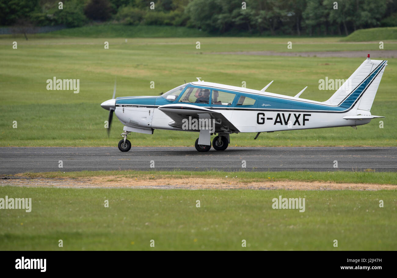 Piper PA-28-180 Cherokee décolle à North Weald airfield Banque D'Images