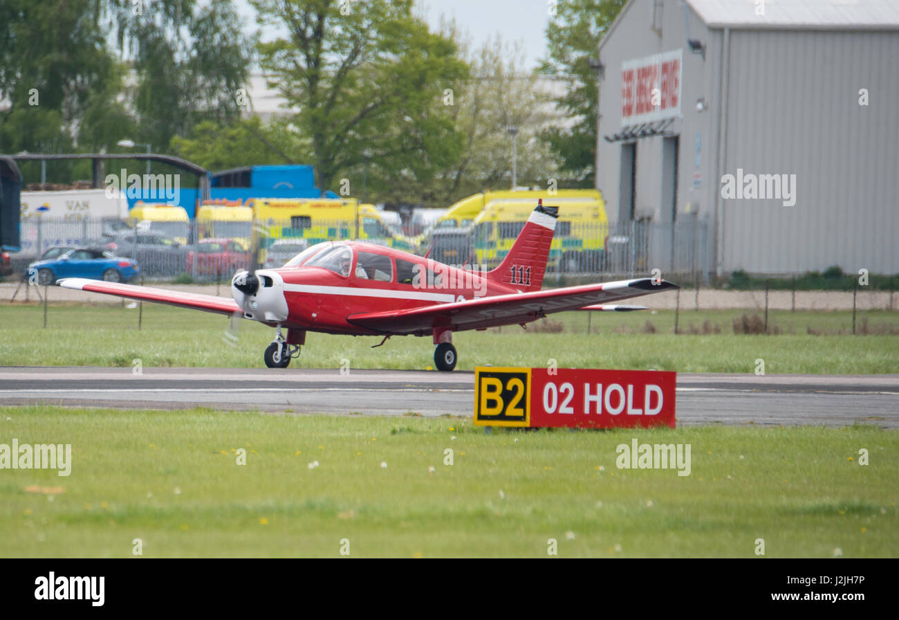 Piper PA-28-161 G-BUIL décolle à North Weald airfield Banque D'Images