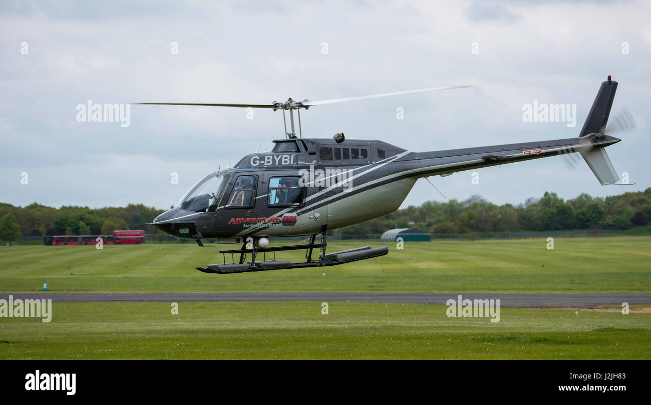Bell 206B Jet Ranger III, helicpter décolle à North Weald Airfield Banque D'Images