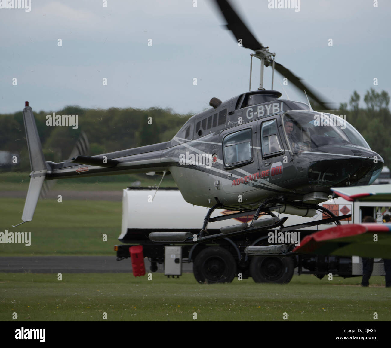 Bell 206B Jet Ranger III, hélicoptère décolle à North Weald Airfield Banque D'Images