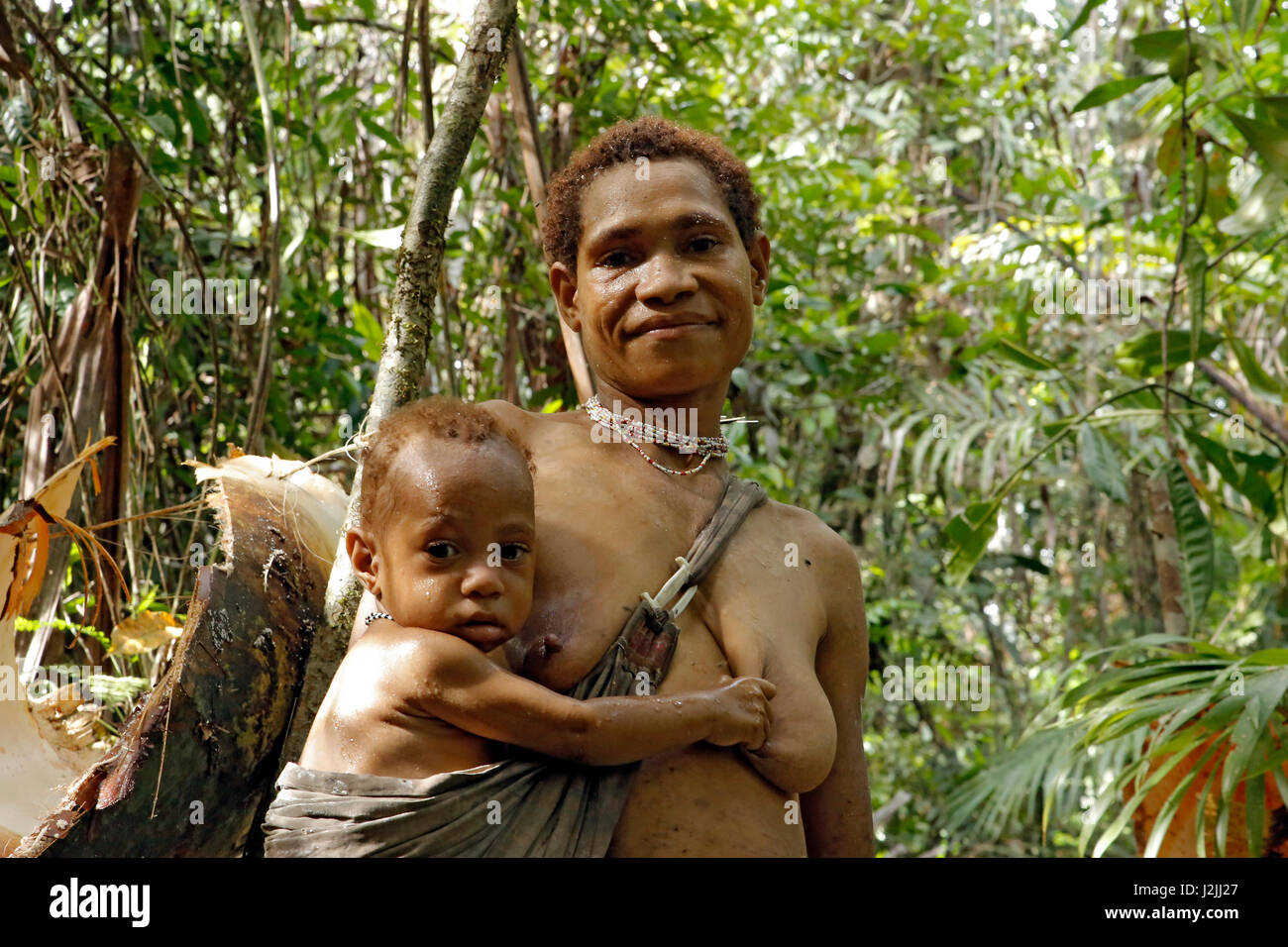 La mère et l'enfant de la tribu Korowai Forêt Nomade. La Papouasie occidentale, en Indonésie Banque D'Images