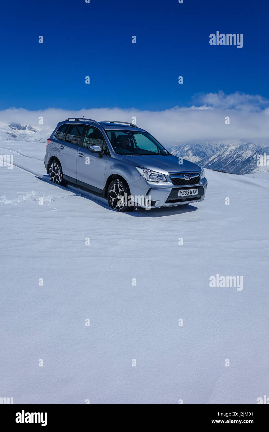 Subaru Forester avec UK inscription sur la neige dans les Pyrénées, l'Andorre Banque D'Images