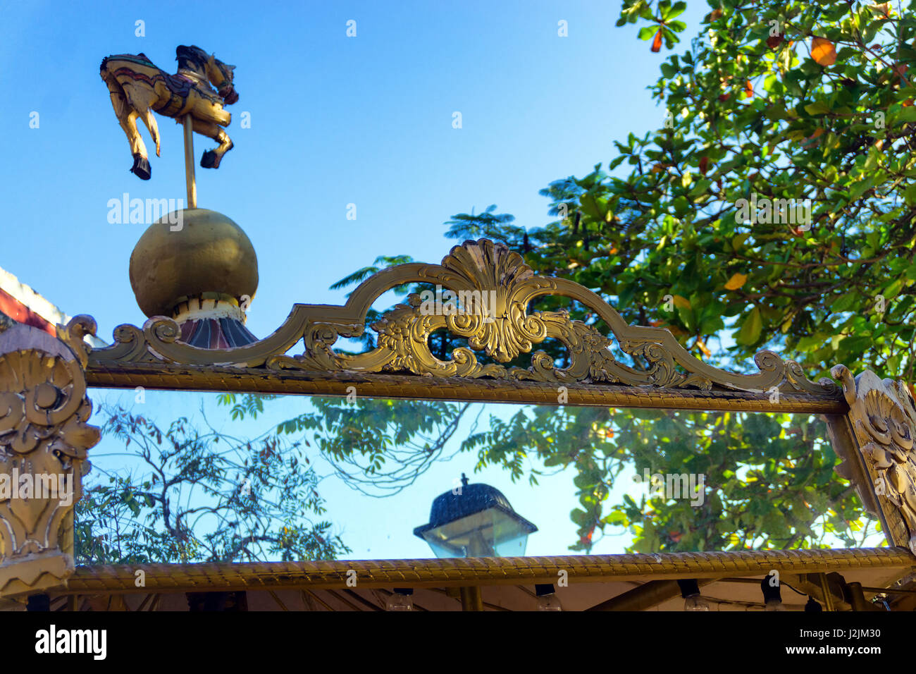 Cheval et miroir sur le dessus d'un carrousel en Valladolid, Mexique Banque D'Images