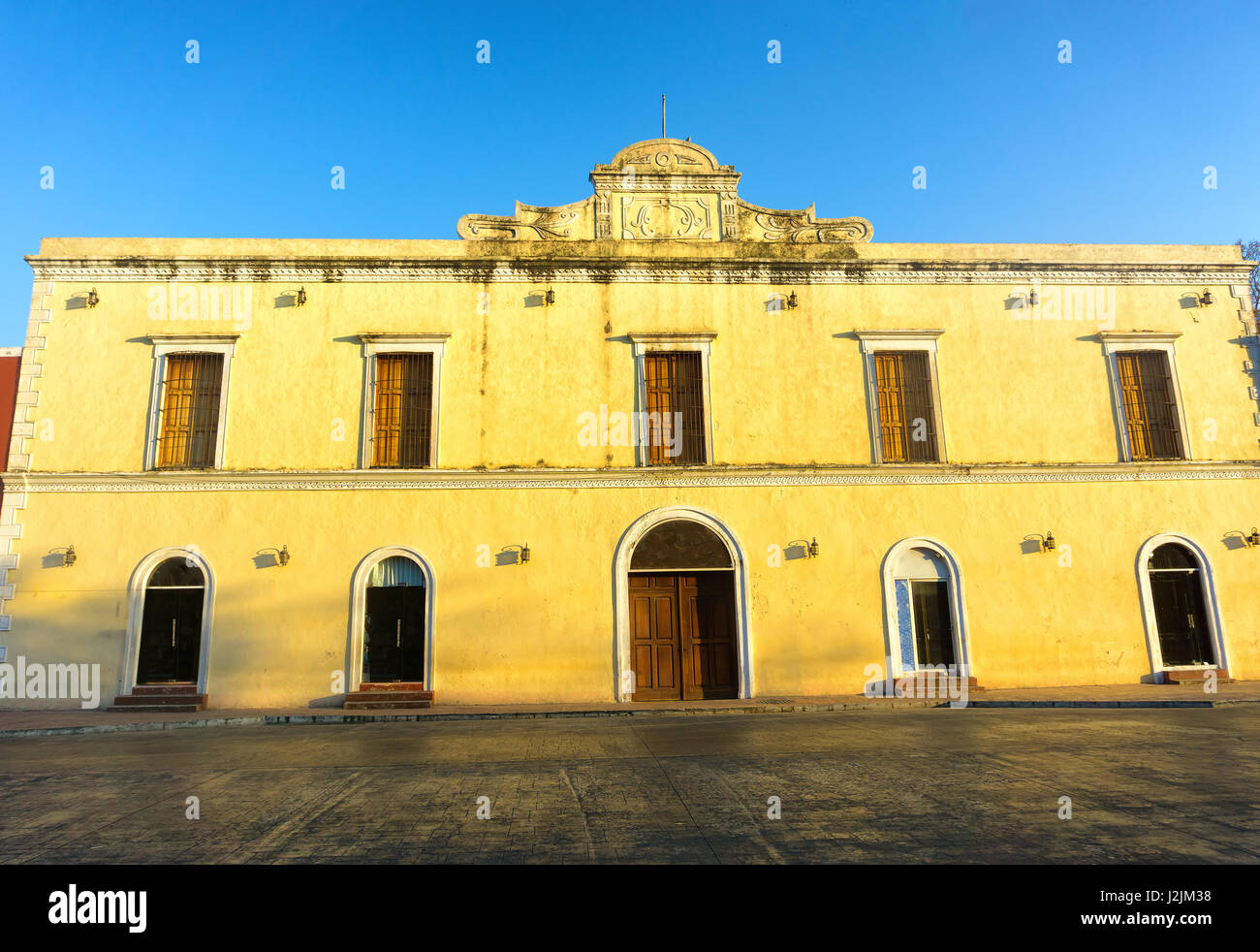 Bâtiment colonial jaune avec un ciel bleu à Valladolid, Mexique Banque D'Images
