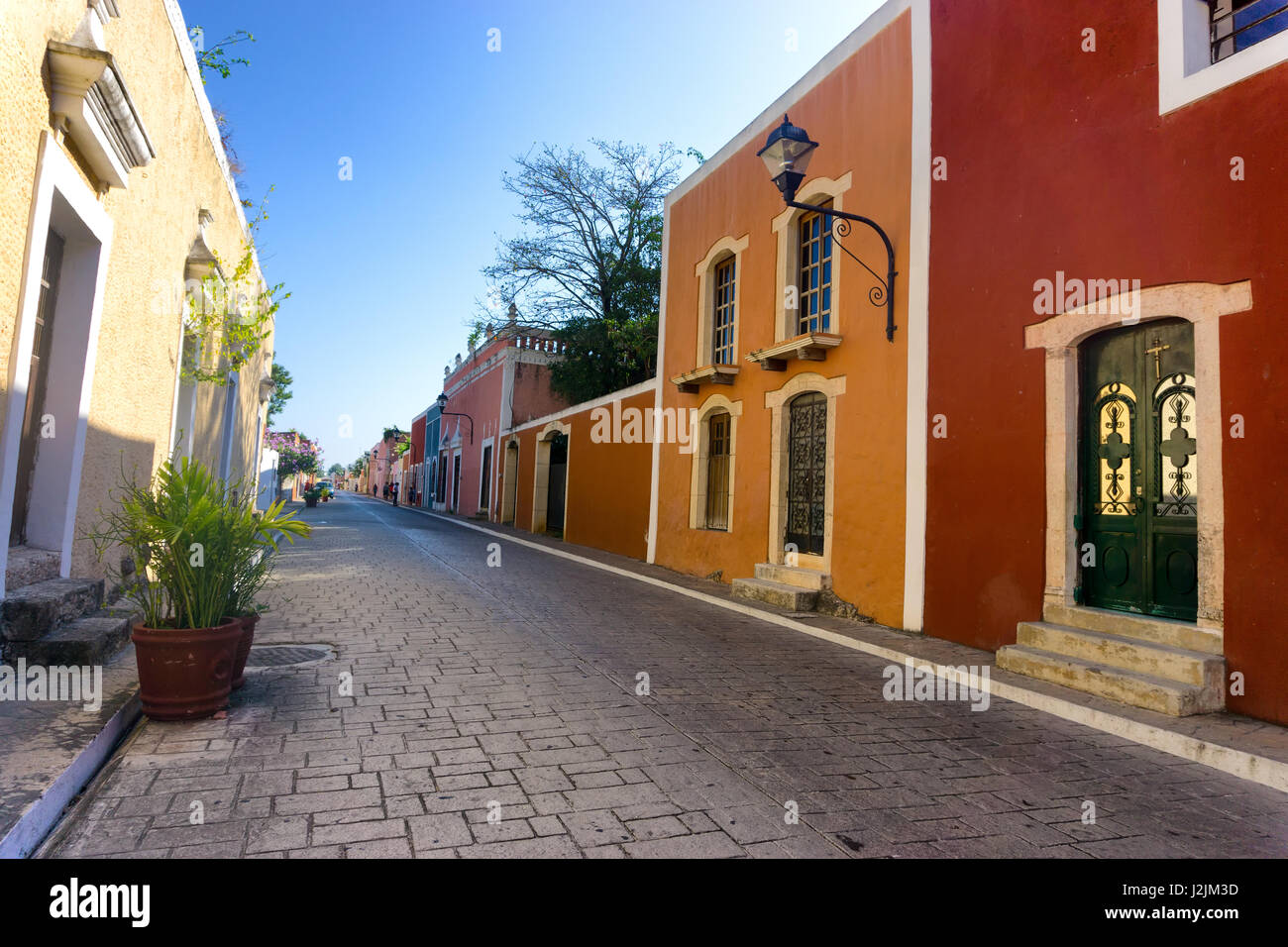 Rue bordée de bâtiments coloniaux colorés dans Vallodlid, Mexique Banque D'Images