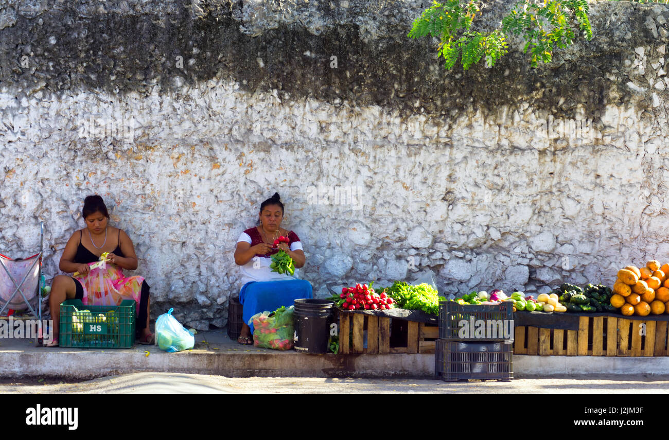 VALLODLID, MEXIQUE - 11 février : deux femmes vendre fruits et légumes sur le trottoir à Valladolid, Mexique le 11 février 2017 Banque D'Images