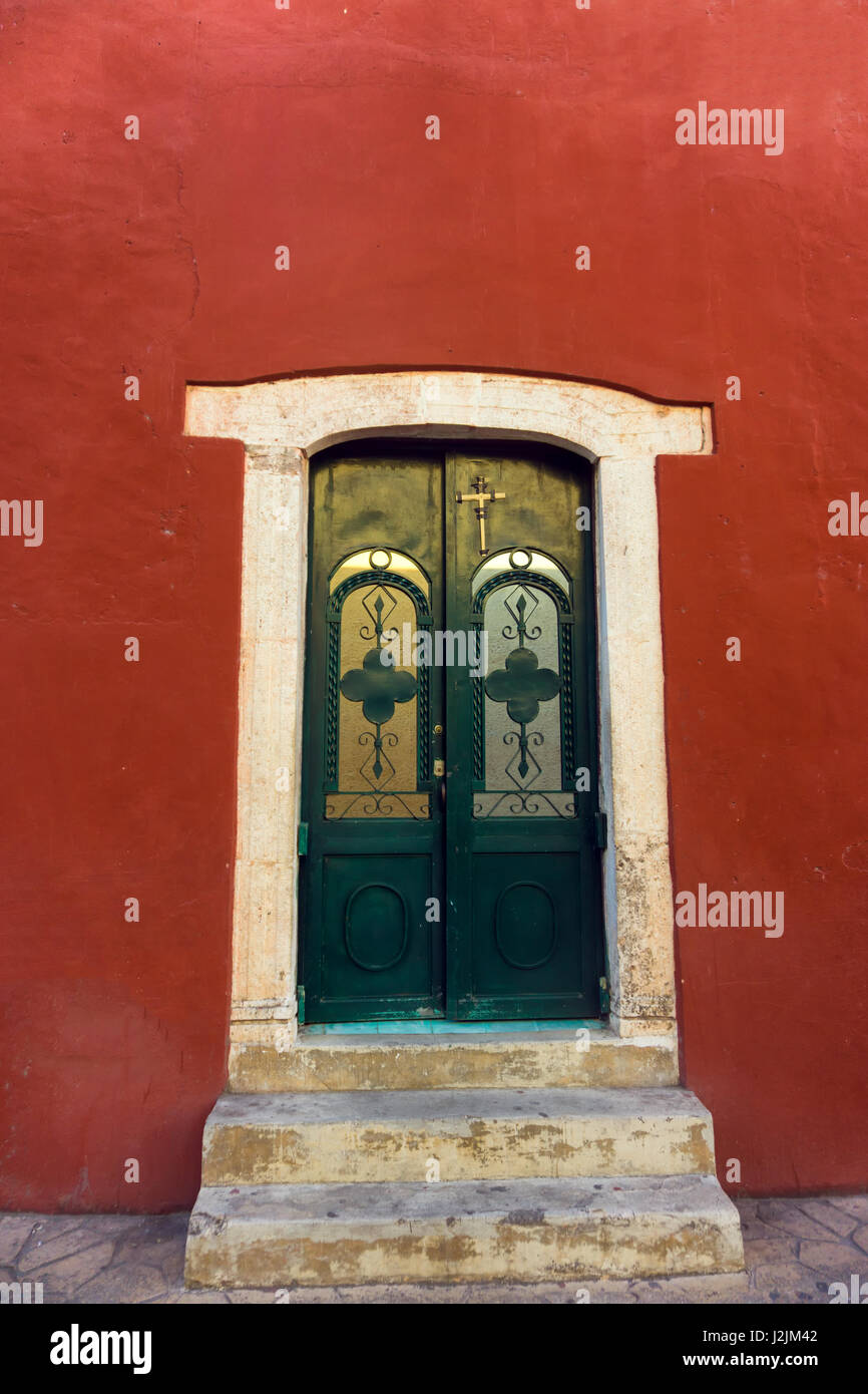 Red bâtiment colonial avec une porte intéressante à Valladolid, Mexique Banque D'Images