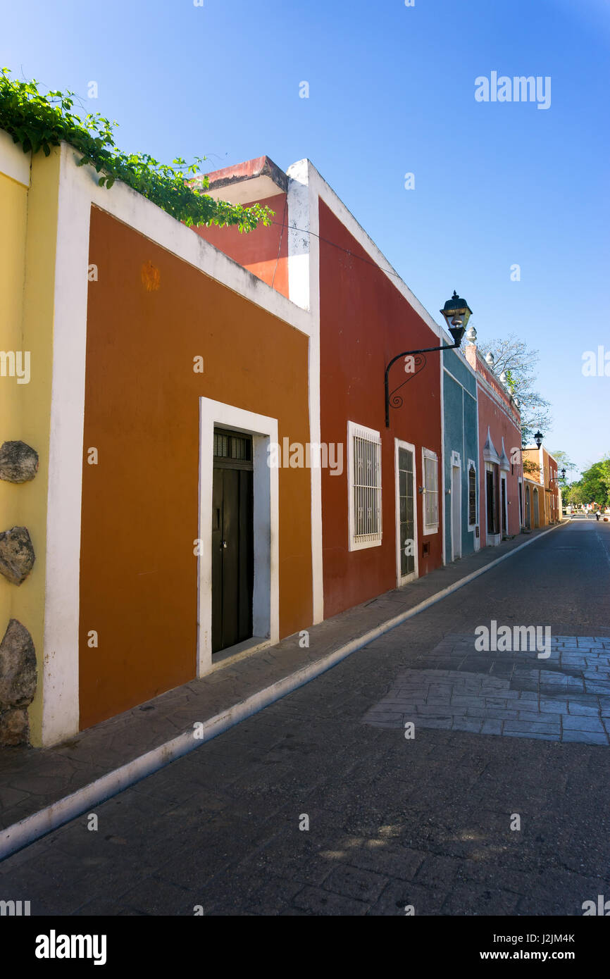 Vue verticale d'un rue coloniale de Valladolid, Mexique Banque D'Images