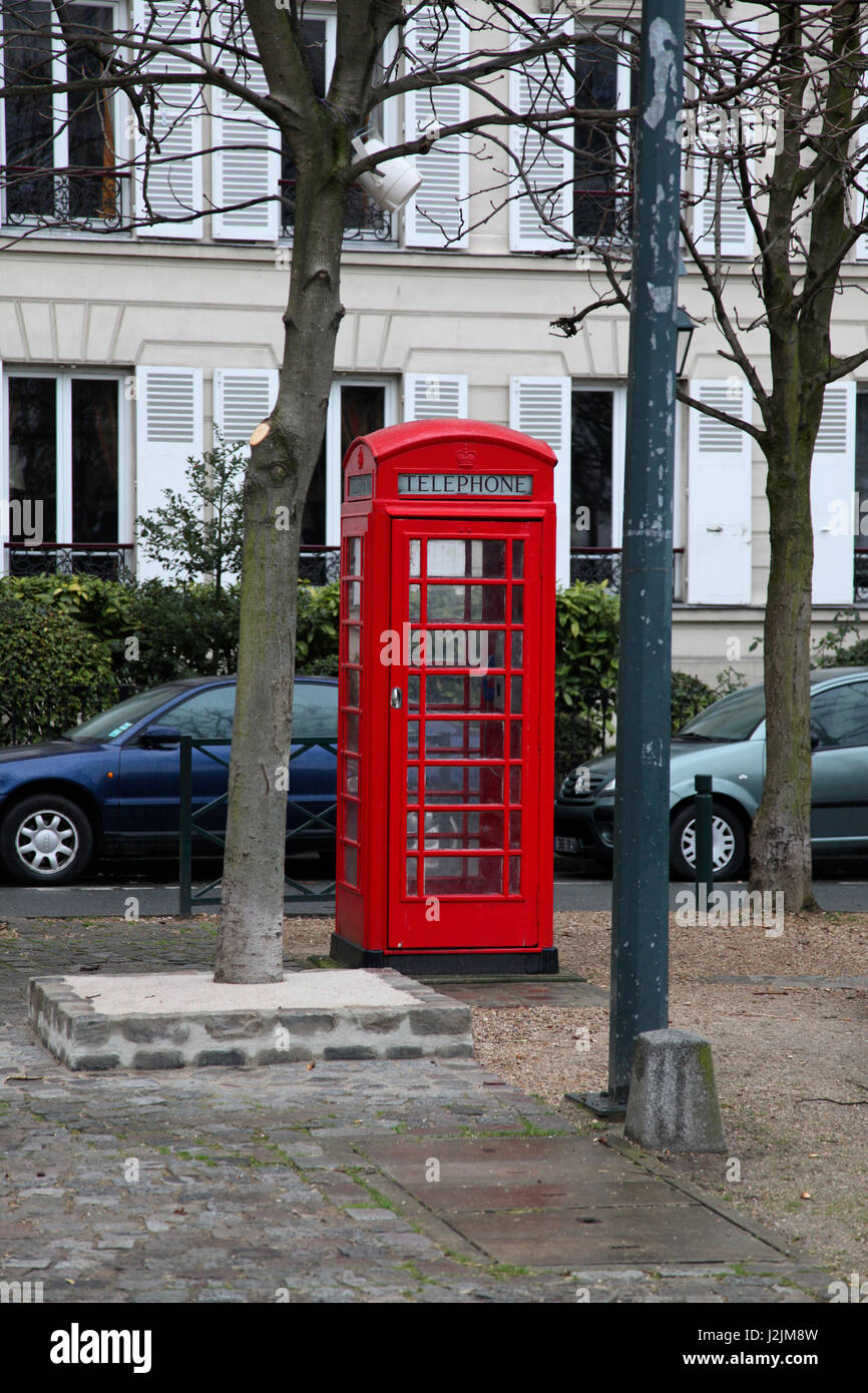 Téléphone rouge britannique fort, situé à proximité de l'Hôtel de Ville de  Saint-mandé, Place Charles Digeon, Saint-Mandé, Paris, France Photo Stock -  Alamy