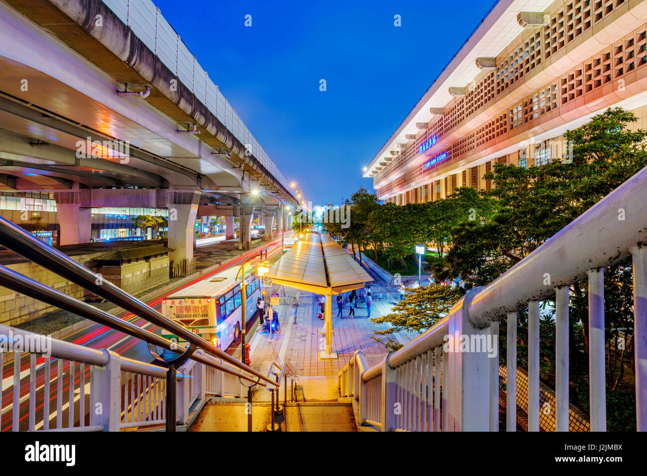 TAIPEI, TAIWAN - Le 18 avril : c'est une vue de la gare principale de Taipei et à l'extérieur de l'architecture de bus devant la gare principale de nuit le 18 avril 2017 Banque D'Images