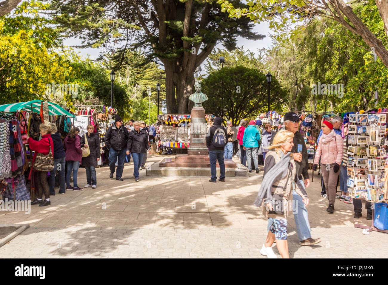 Les touristes à un marché en plein air à Punta Arenas, Chili - novembre 2015. Banque D'Images