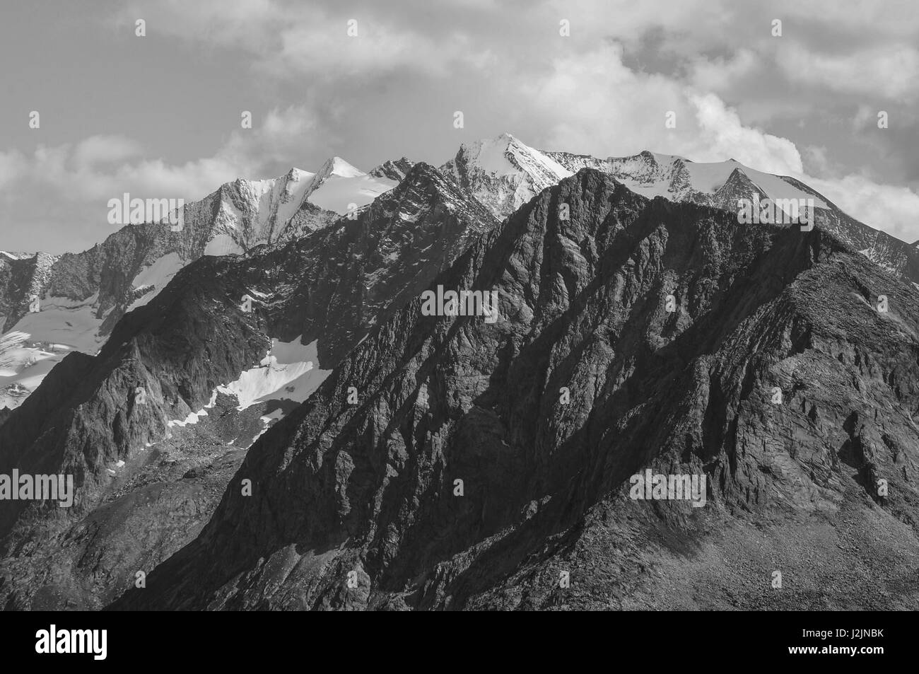 Paysage alpin robuste avec pics dénudés en noir et blanc Banque D'Images