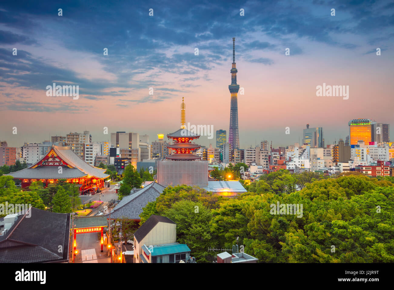 Tokyo. Cityscape image de toits de Tokyo pendant le crépuscule au Japon. Banque D'Images