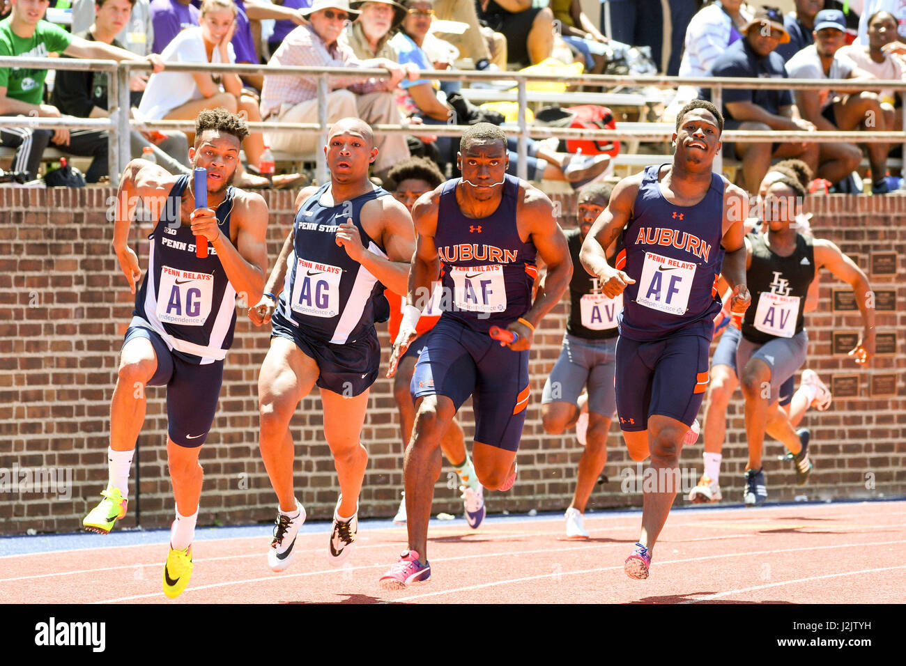 Philadelphie, Pennsylvanie, USA. Apr 28, 2017. Penn State University, (AG) et l'Université d'Auburn, (AF) qui se font concurrence sur le CM 4x100 au cours de la Penn Relays tenu au champ historique Franklin à Philadelphie PA Credit : Ricky Fitchett/ZUMA/Alamy Fil Live News Banque D'Images