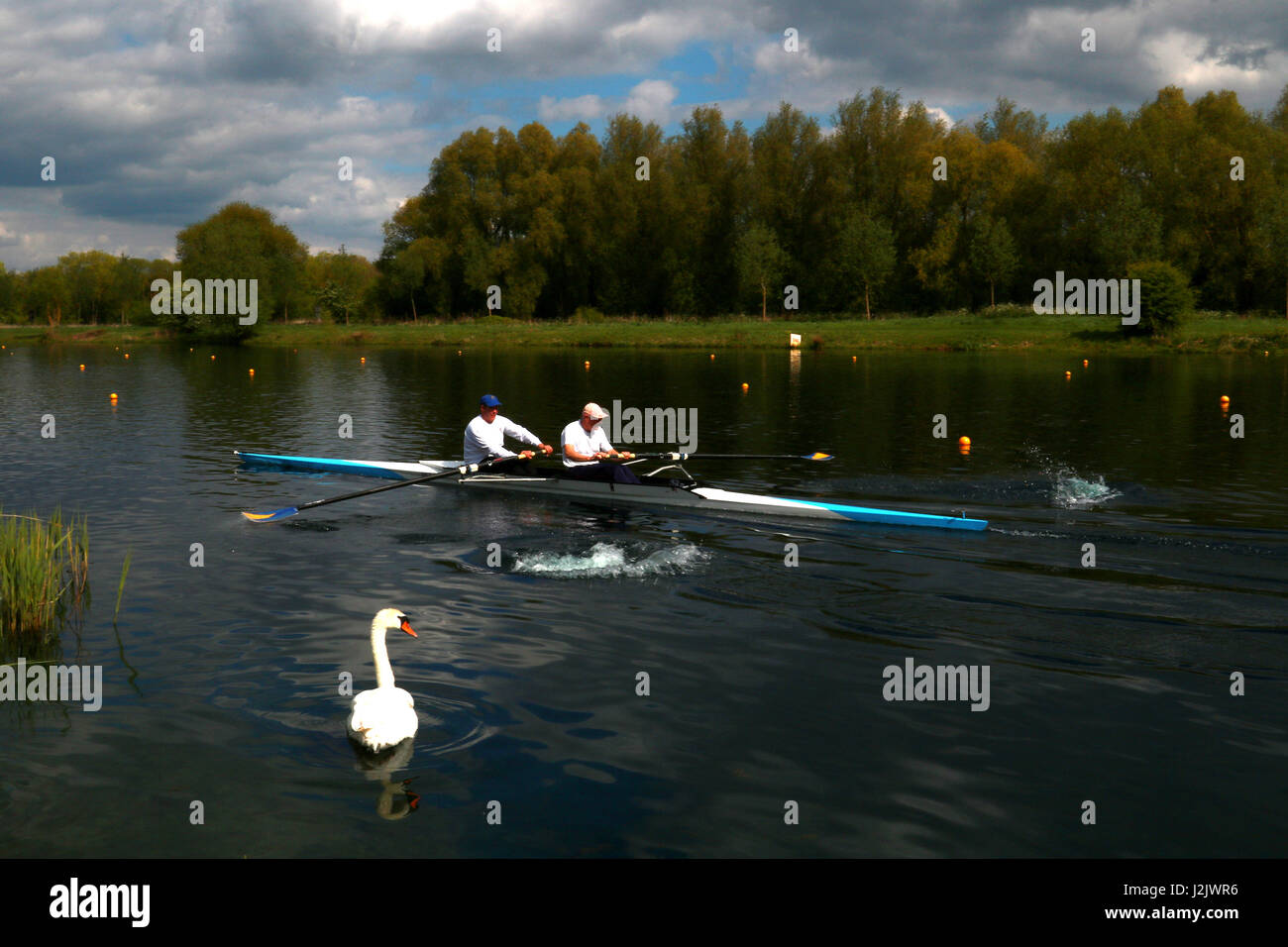 Peterborough, Royaume-Uni. Apr 28, 2017. Météo britannique. L'avant du week-end férié, les gens font le plus d'une escapade rapide en allant de l'aviron sur l'aviron à côté de la rivière Nene à Peterborough, France Crédit : Paul Marriott/Alamy Live News Banque D'Images