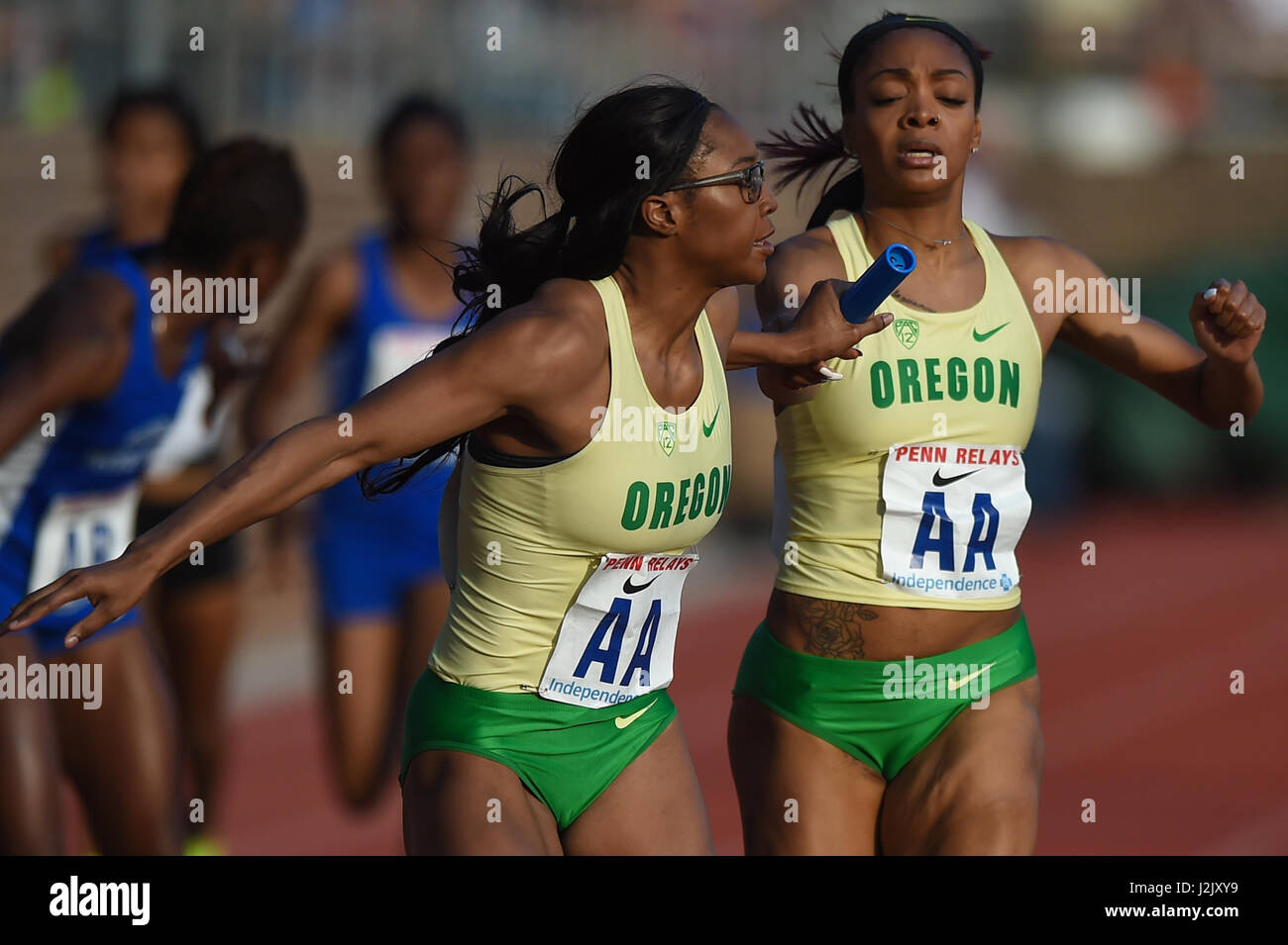 Philadelphie, USA. Apr 28, 2017. 28 avril 2017, l'Oregon est Deajah Stevens passe le relais à son coéquipier Hannah Waller au college women's championship sprint medley d'Amérique au cours de l'ancre la 123e Jeux Jeux de la 2017 Penn Relays à Franklin Field de Philadelphie, Pennsylvanie. Credit : csm/Alamy Live News Banque D'Images