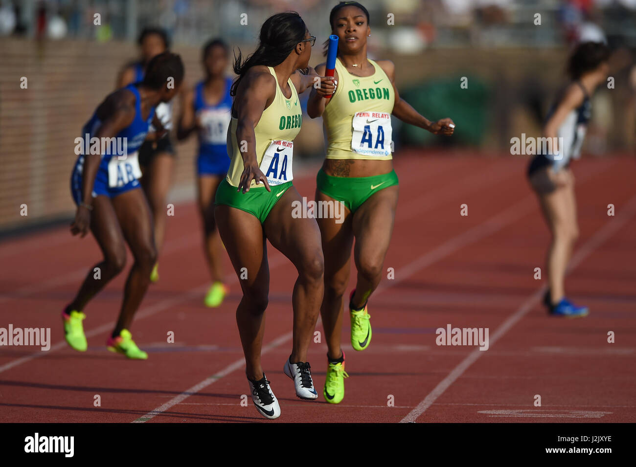 Philadelphie, USA. Apr 28, 2017. 28 avril 2017, l'Oregon est Deajah Stevens passe le relais à son coéquipier Hannah Waller au college women's championship sprint medley d'Amérique au cours de la 123e Jeux Jeux de la 2017 Penn Relays à Franklin Field de Philadelphie, Pennsylvanie. Credit : csm/Alamy Live News Banque D'Images