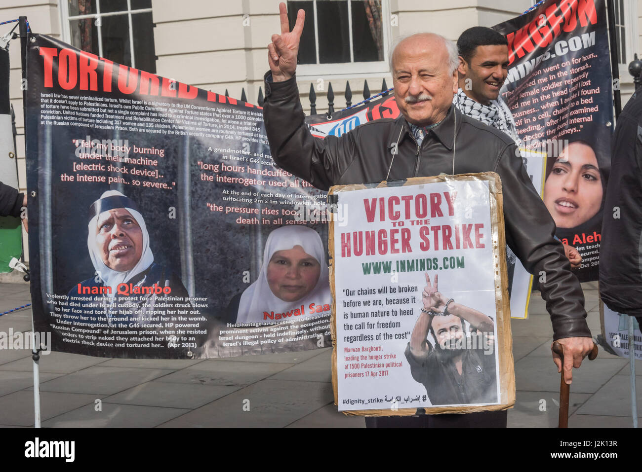 Londres, Royaume-Uni. Apr 28, 2017. Londres, Royaume-Uni. 28 avril 2017. Un homme donne une 'victoire' à la vigile par Inminds groupe droit de l'homme sur le bord de Trafalgar Square qui a donné des informations et se leva en solidarité avec la plus grande grève de la faim des prisonniers politiques palestiniens dans 5 ans. Plus de 1 500 prisonniers palestiniens de toutes les factions ont fait une grève de la faim le 17 avril 2017 et plus ont rejoint depuis en dépit des attaques brutales par les gardiens de prison et l'alimentation forcée. Ils exigent des droits fondamentaux de l'homme et veulent que tous les prisonniers d'être admis en famille, l'utilisation de téléphones portables pour communiquer avec votre famille, une bonne h Banque D'Images