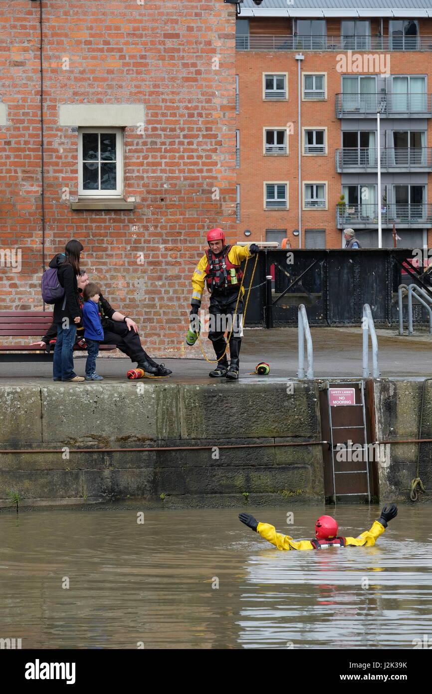 Gloucester, Royaume-Uni. Apr 29, 2017. La Loire services d'incendie et de secours de l'eau démontrent les techniques de sauvetage à Gloucester Docks. Les membres du public et du personnel de sécurité des quais prendre part. Combiné à une campagne de sensibilisation du public aux dangers de la consommation d'alcool à proximité des cours d'eau. Crédit : Chris Poole/Alamy Live News Banque D'Images