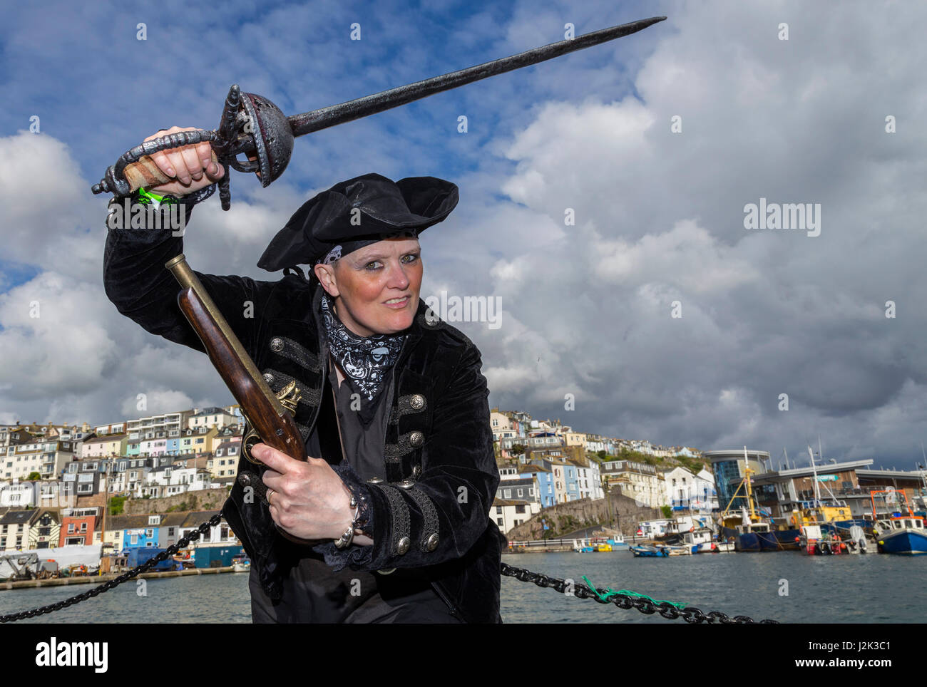 Brixham, Devon, 29th Apr 17 reine des pirates montre ses trucs d'épée à la 8e Festival Pirate Brixham, l'un des mondes plus grands rassemblements d'infâme 'pirates et humble scallywags'. Le festival se déroule jusqu'à lundi férié. Sud ouest : Crédit Photos / Alamy Live News. Banque D'Images