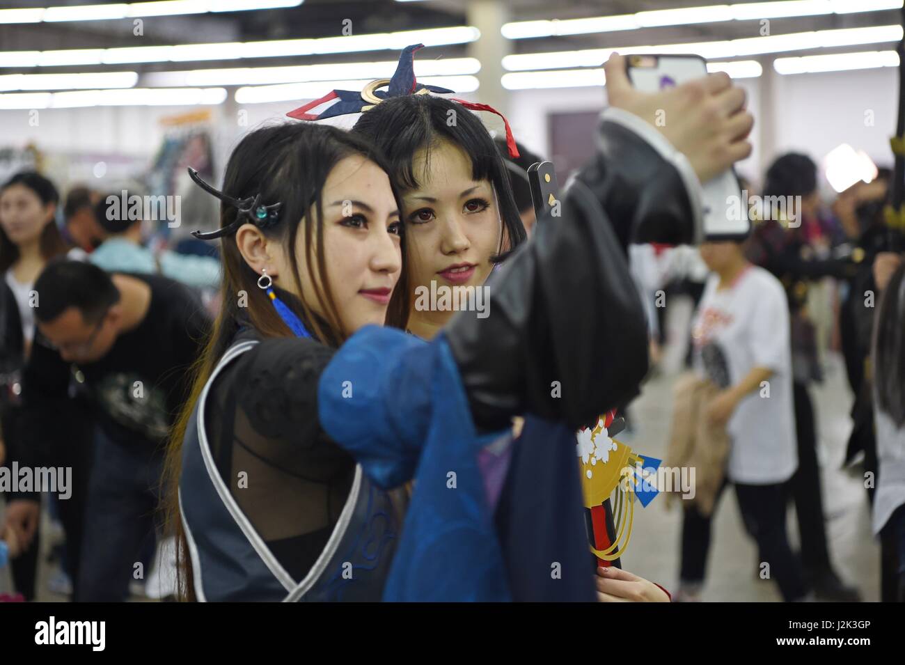 Shenyang, province de Liaoning en Chine. Apr 29, 2017. Les cosplayeurs prendre vos autoportraits à l'Asie du Nord-Est d'un carnaval numérique à Shenyang, capitale de la province du Liaoning en Chine du nord-est, le 29 avril 2017. Credit : Long Lei/Xinhua/Alamy Live News Banque D'Images