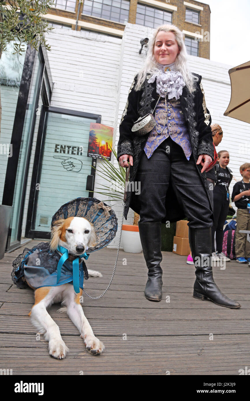 Londres, Royaume-Uni. 29 avril 2017. L'Arda et accentuées des Mairon qui a remporté la première place habillé comme Claudia et Lestat de l'entrevue avec le Vampire à l'Sci-Fido chien Cosplay show à Londres, à la Science-fiction Juju's Bar au Old Truman Brewery, Londres où les chiens habillés en costumes déguisements à thème du film pour le festival du film et pour recueillir des fonds pour la charité de sauvetage de chien Tous les chiens. Crédit : Paul Brown/Alamy Live News Banque D'Images