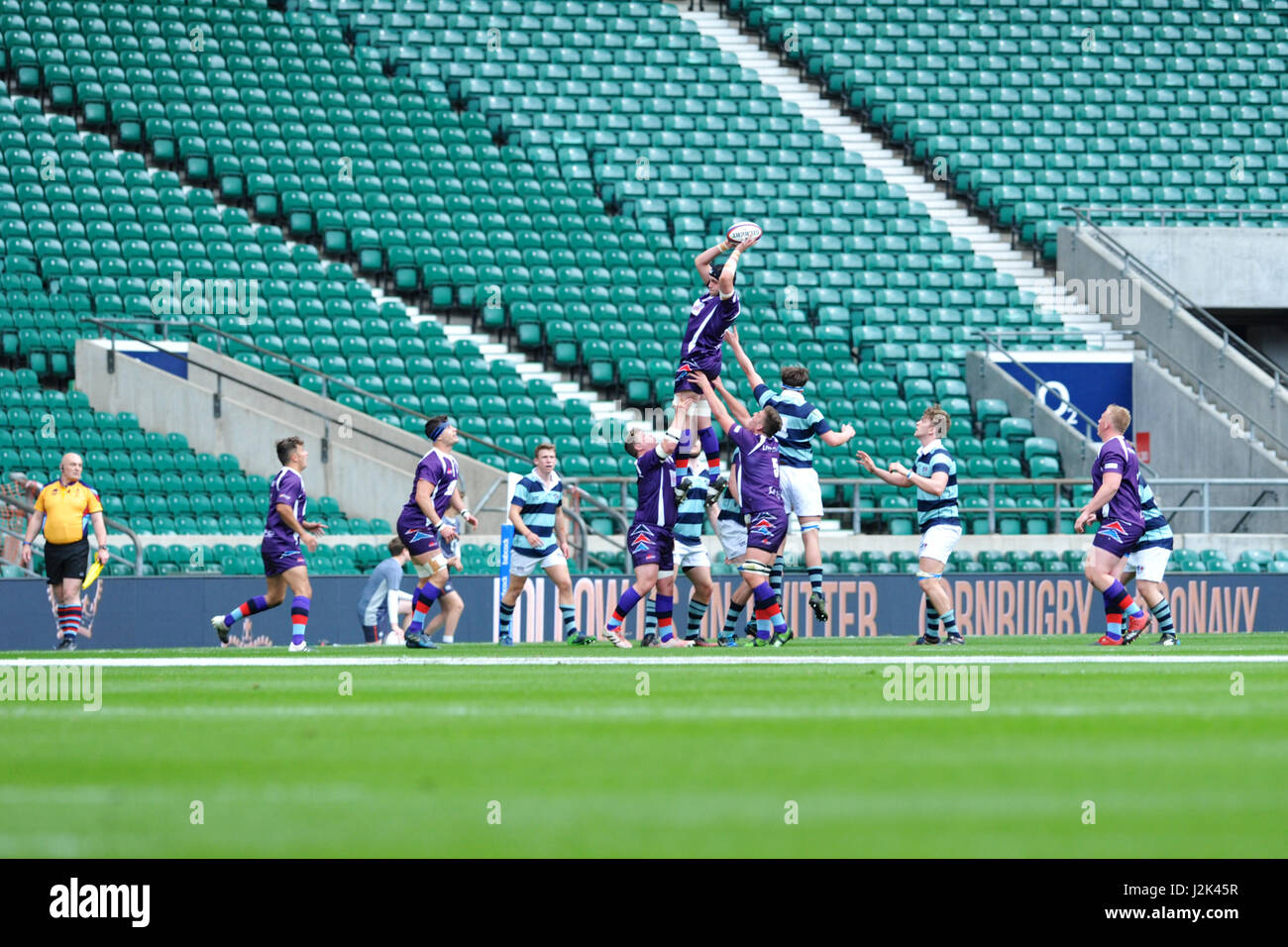 Londres, Royaume-Uni. Apr 29, 2017. Les Forces armées britanniques U23 de levage de l'équipe à un joueur d'obtenir la balle lors d'une ligne dans les Forces armées britanniques U23 U23 match V Oxbridge, du Stade de Twickenham, London, UK. Le match a été combattu fermement a remporté par les Forces armées britanniques avec un score de 37-30. Crédit : Michael Preston/Alamy Live News Banque D'Images