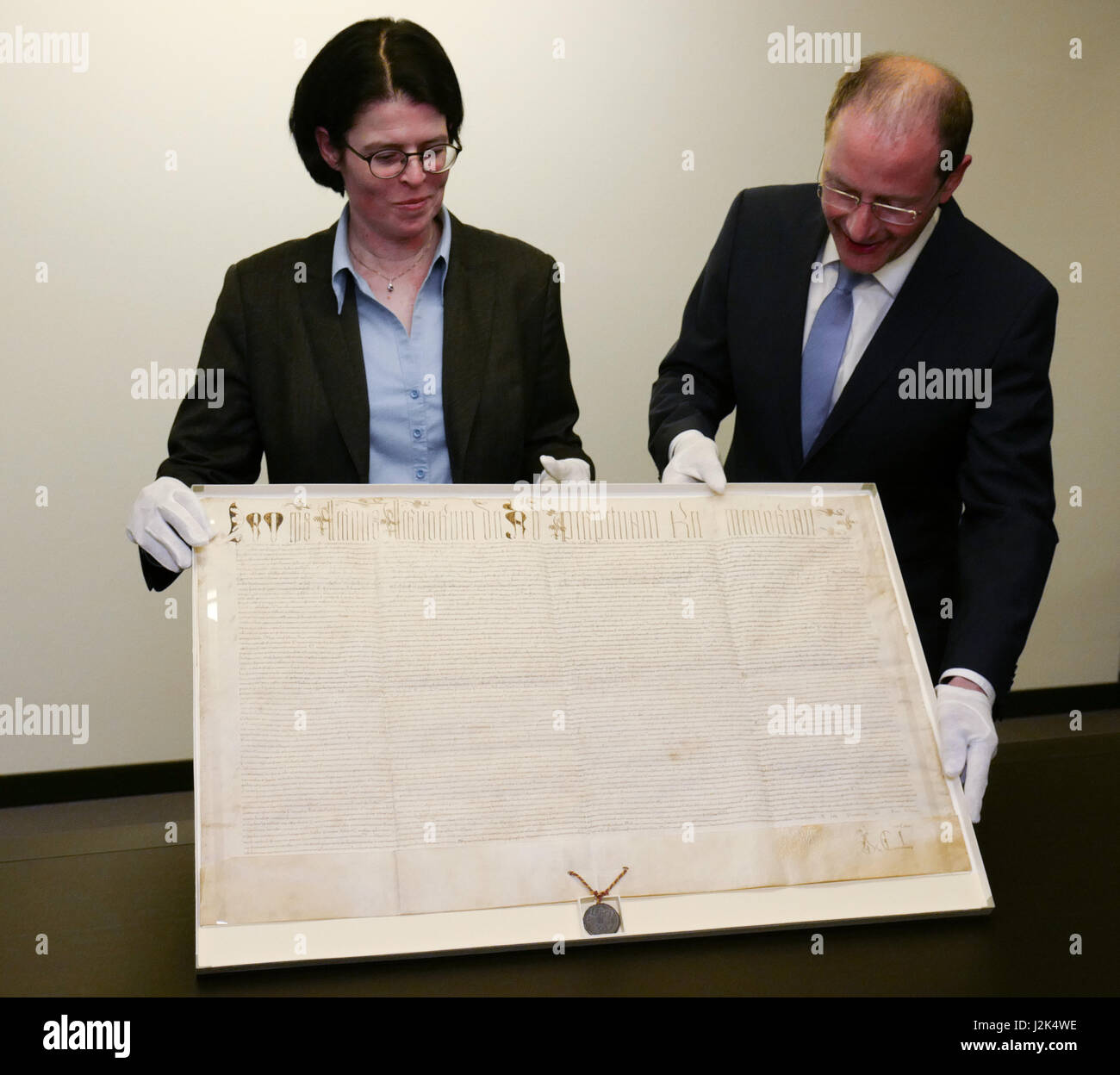 Le directeur des Archives de l'état de la Saxe, Andrea Wettmann et le ministre de l'intérieur de Saxe, Markus Ulbig, tenant le manuscrit original du document papal, le 'Bannandrohungsbulle» (lt. Bulle Papale d'excommunication) contre Martin Luther (1483-1546) à Dresde, Allemagne, le 28 avril 2017. En ce jour, les rares original a été envoyé à l'château de Wartburg à Eisenach, en Thuringe, pour le national exposition spéciale "Luther et les Allemands" (04.05.-05.09.2017). Photo : Peter Endig/dpa-Zentralbild/dpa Banque D'Images