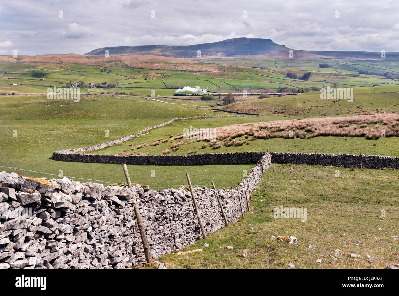 Horton-en-Ribblesdale, UK. 29 avril, 2017. La locomotive à vapeur qui transporte la tornade "Nord Briton' train spécial jusqu'Ribblesdale dans le Yorkshire Dales National Park, en direction de Carlisle, sur la célèbre ligne de chemin de fer Settle-Carlisle, 29 avril 2017. Crédit : John Bentley/Alamy Live News Banque D'Images