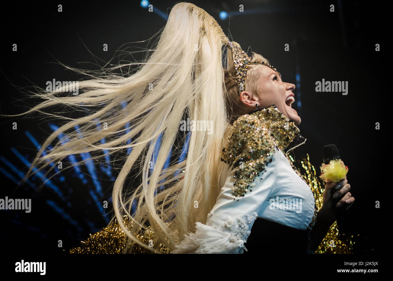 Rio de Janeiro, Brésil. Apr 29, 2017. Xuxa Meneguel présente le lancement national de l'XuChá Tour, version du fameux Tea party de l'Alice dans la région métropolitaine, zone ouest de la ville de Rio de Janeiro, dans la nuit de ce vendredi (28). «Ilariê', 'Cristal Moon', 'Planeta Xuxa' et 'Rainbow' sont quelques-uns des hits durant sa performance. (PHOTO : JAYSON BRAGA/BRÉSIL PHOTO PRESSE) Credit : Brésil Photo Presse/Alamy Live News Banque D'Images