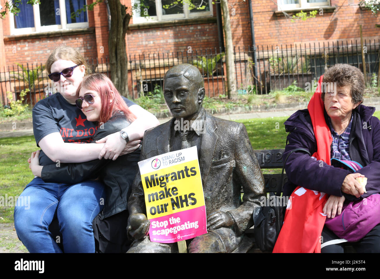 Manchester, UK. Apr 29, 2017. Alan Turin statue tenant une pancarte qui dit "les migrants rendre notre NHS, Manchester, le 29 avril, 2017 (C)Barbara Cook/Alamy Live News Crédit : Barbara Cook/Alamy Live News Crédit : Barbara Cook/Alamy Live News Banque D'Images
