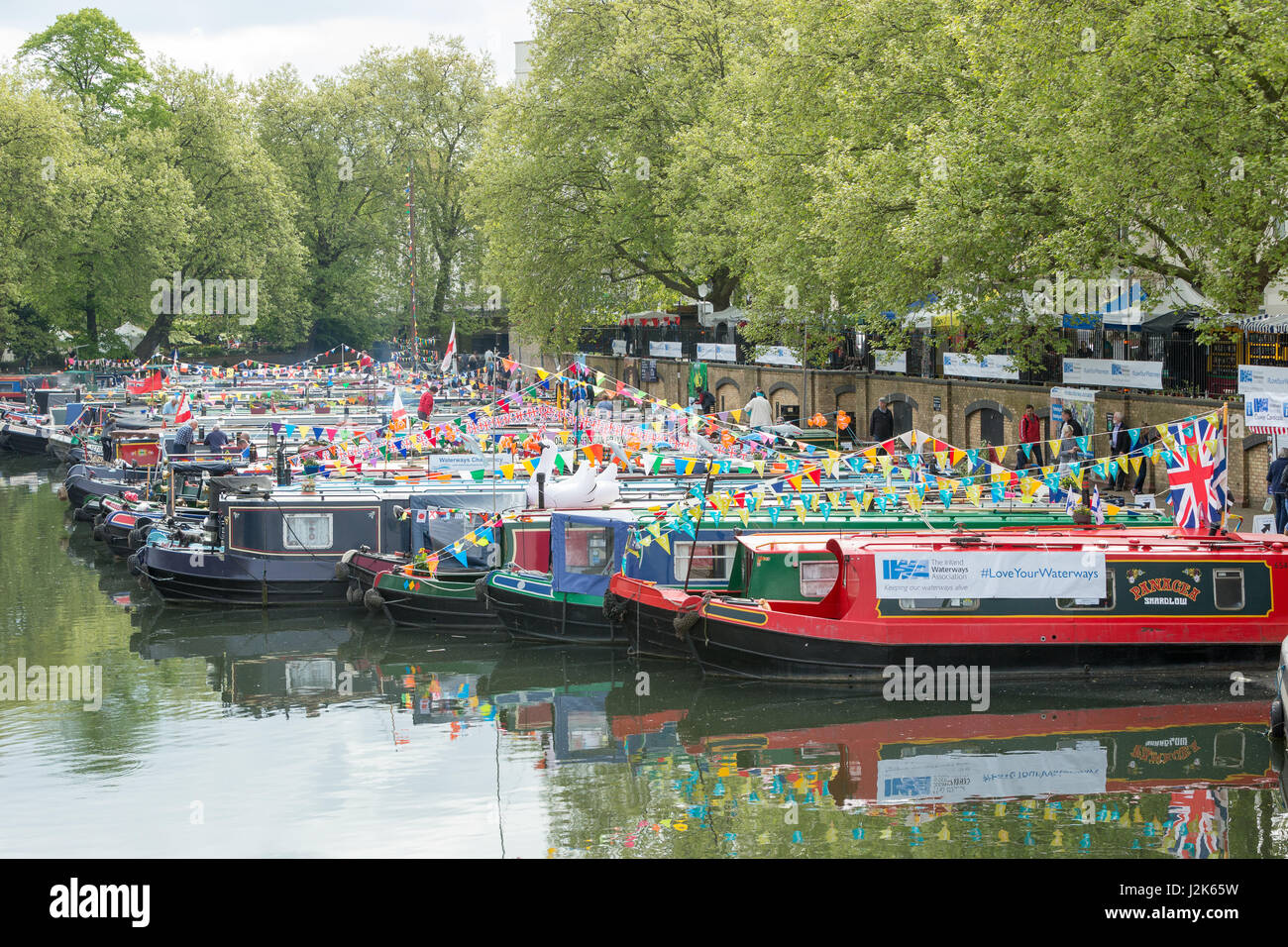 La petite Venise, Londres, Royaume-Uni. 29 avril 2017. Association de la navigation intérieure Canalway Cavalcade retourne à la piscine de la Petite Venise près de Paddington, London au cours de la Banque mondiale mai week-end de vacances. C'est le plus grand événement dans le calendrier d'eau du pays avec un grand nombre de bateaux colorés habillés pour l'occasion. Neil Cordell/Alamy Live News Banque D'Images