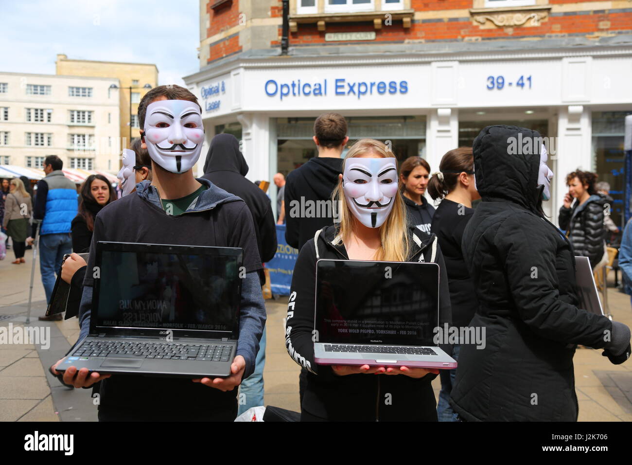 Cambridge, UK. 29 avril, 2017. Pour les sans-voix anonyme, de sensibilisation et de démonstration. Pour apporter de l'information au public pour montrer la cruauté inhérente à la viande, des produits laitiers et de la production d'oeufs. Credit : Penelope Barritt/Alamy Live News Banque D'Images