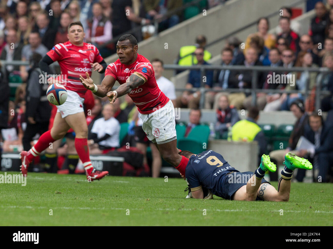 Un joueur sous pression obtient le ballon en dépit d'être abordée dans le dispositif 100E de l'Armée Marine v match de rugby à Twickenham, a joué pour le Trophée Babcock. Banque D'Images