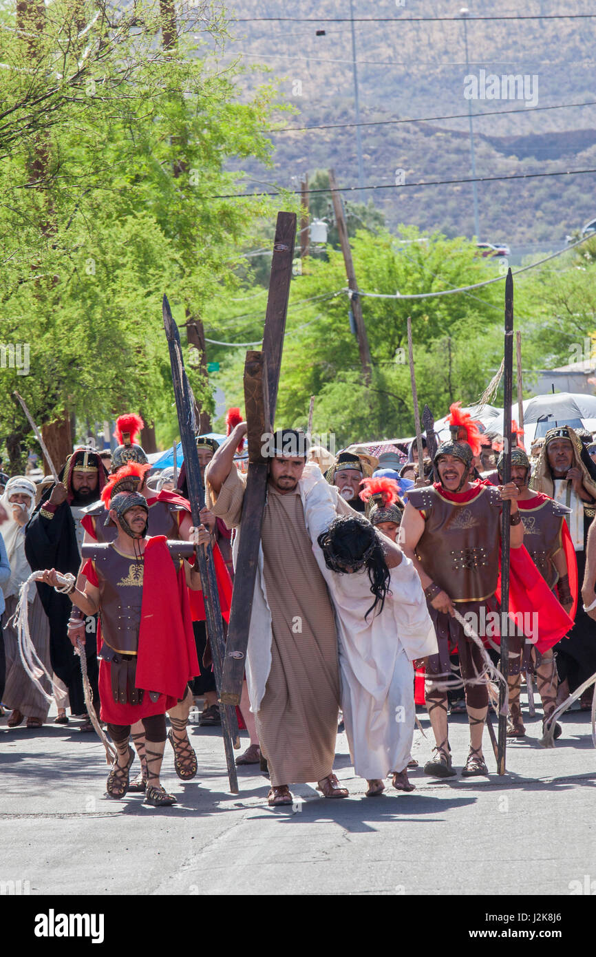 Tucson, Arizona - chaque année une procession du Vendredi Saint reenacts la crucifixion de Jésus. La procession commence à la Chapelle de San Cosme et procède à la ca Banque D'Images