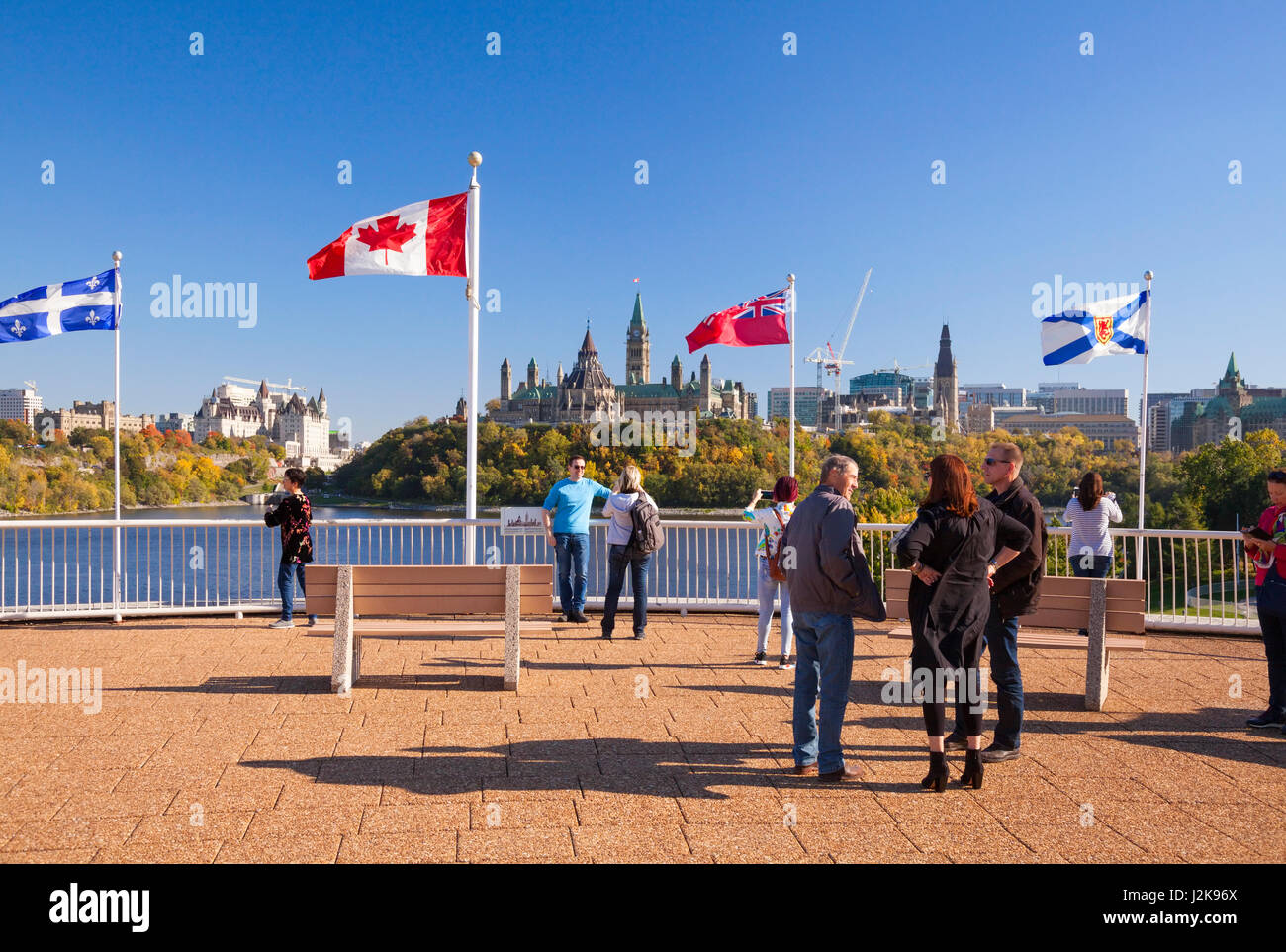 La colline du Parlement à Ottawa, en Ontario, avec les touristes dans l'avant-plan comme vu à partir de Hull, Gatineau, Québec, Canada. Banque D'Images