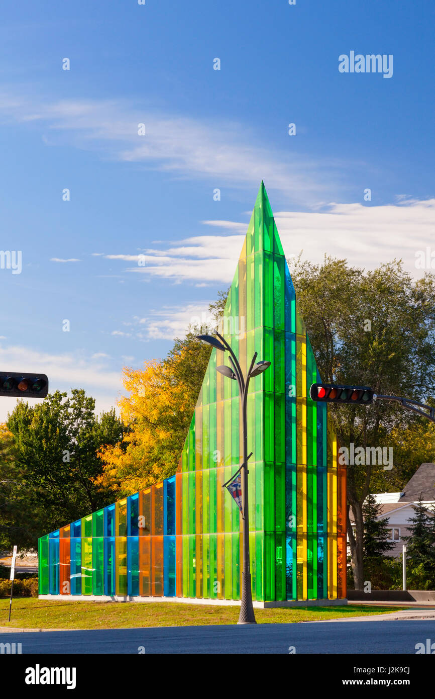 Une sculpture d'art moderne colorées au Parc du Sentier de l'Île de Hull, Gatineau, Québec, Canada. Banque D'Images