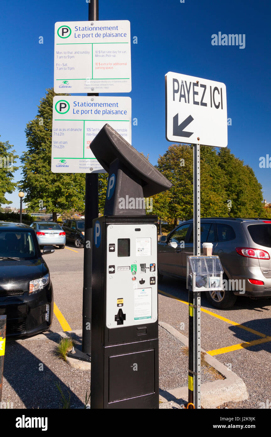 Une distributrice Payez et affichez sur le parking pour le parc Jacques-Cartier à Hull, Gatineau, Québec, Canada. Banque D'Images