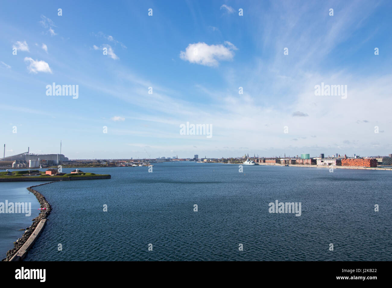 Copenhague, la capitale du Danemark. La photo est prise dans la partie nord-est de la ville. C'est le chenal entre l'île d'Amager à gauche, Banque D'Images