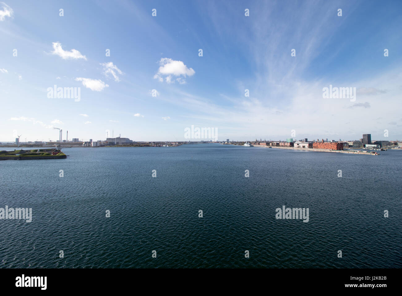Copenhague, la capitale du Danemark. La photo est prise dans la partie nord-est de la ville. C'est le chenal entre l'île d'Amager à gauche, Banque D'Images