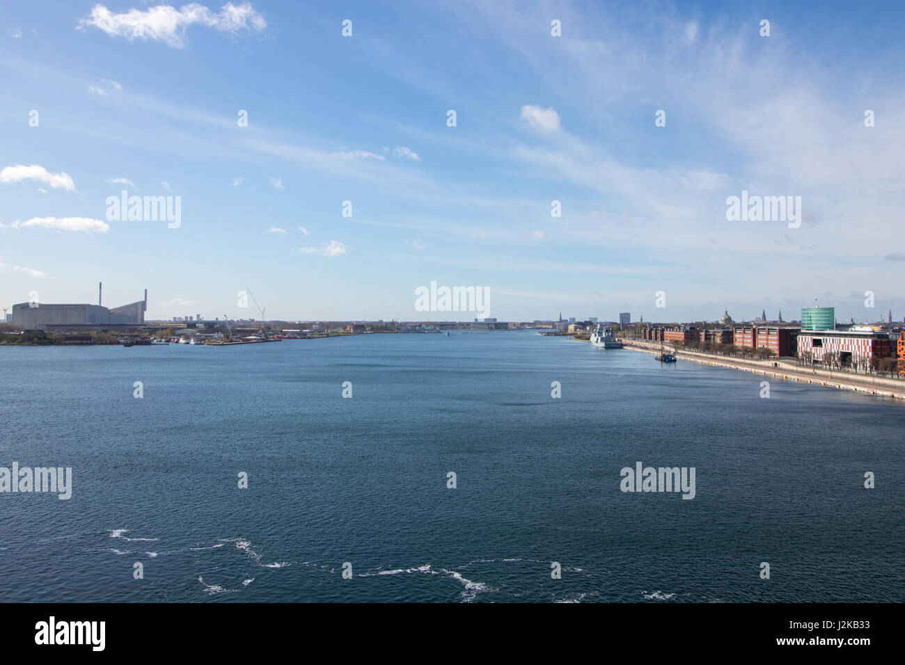 Copenhague, la capitale du Danemark. La photo est prise dans la partie nord-est de la ville. C'est le chenal entre l'île d'Amager à gauche, Banque D'Images