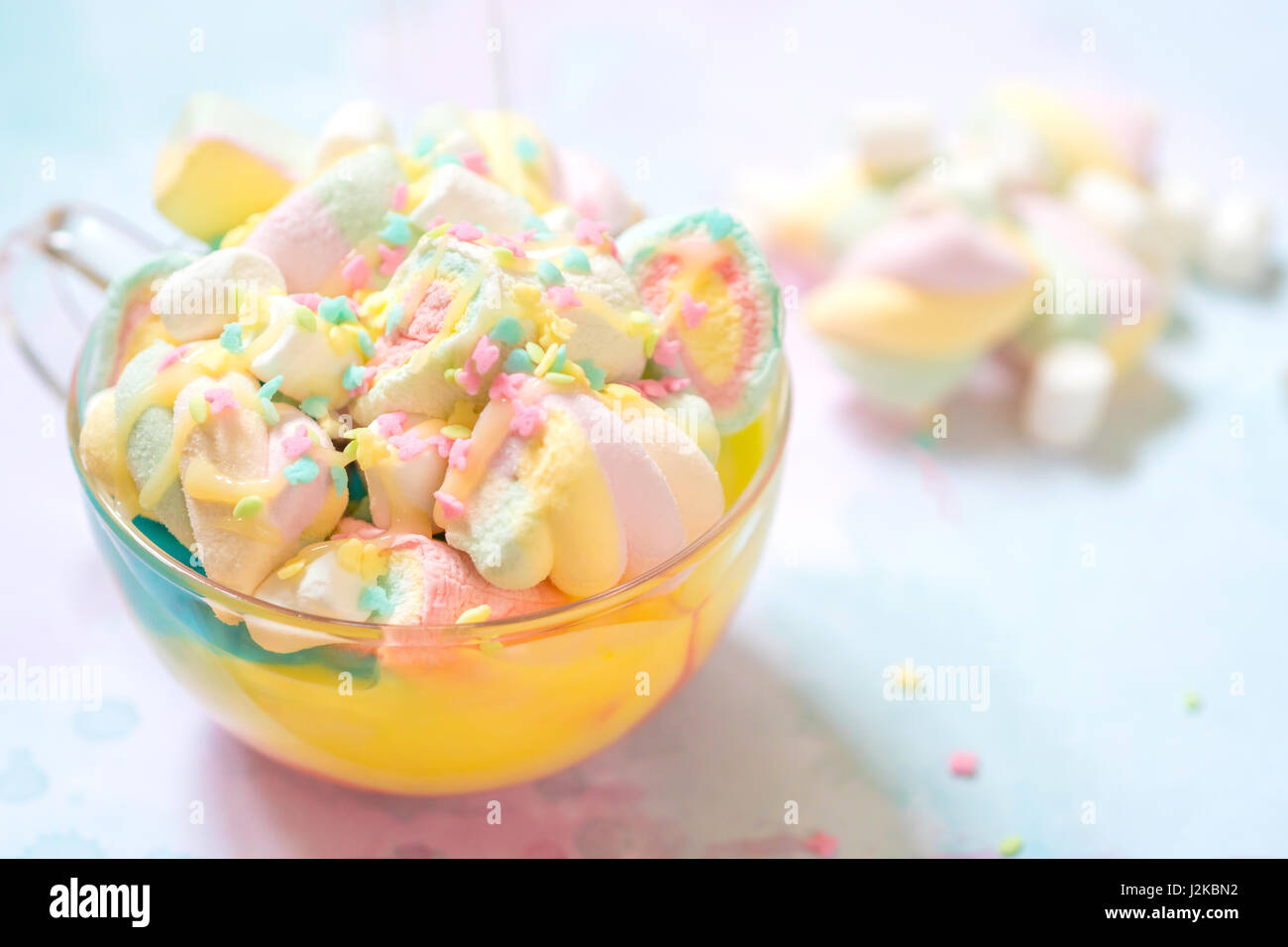 Licorne De la nourriture. Rainbow chocolat chaud avec guimauves colorées sur une table Banque D'Images