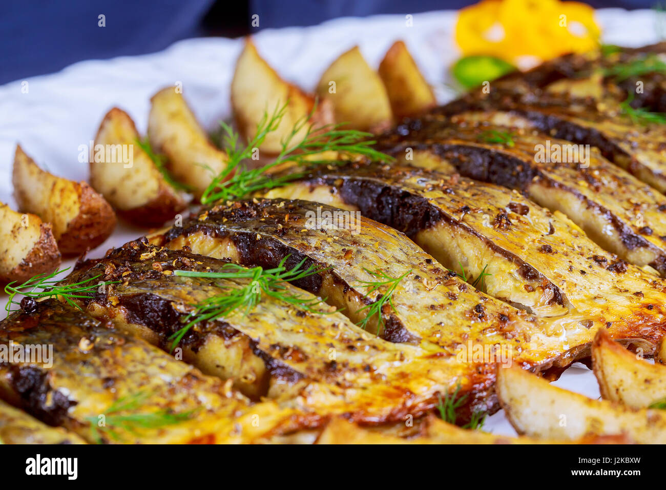 Poisson grillé au four avec pommes de terre rôties et légumes sur la plaque  Photo Stock - Alamy