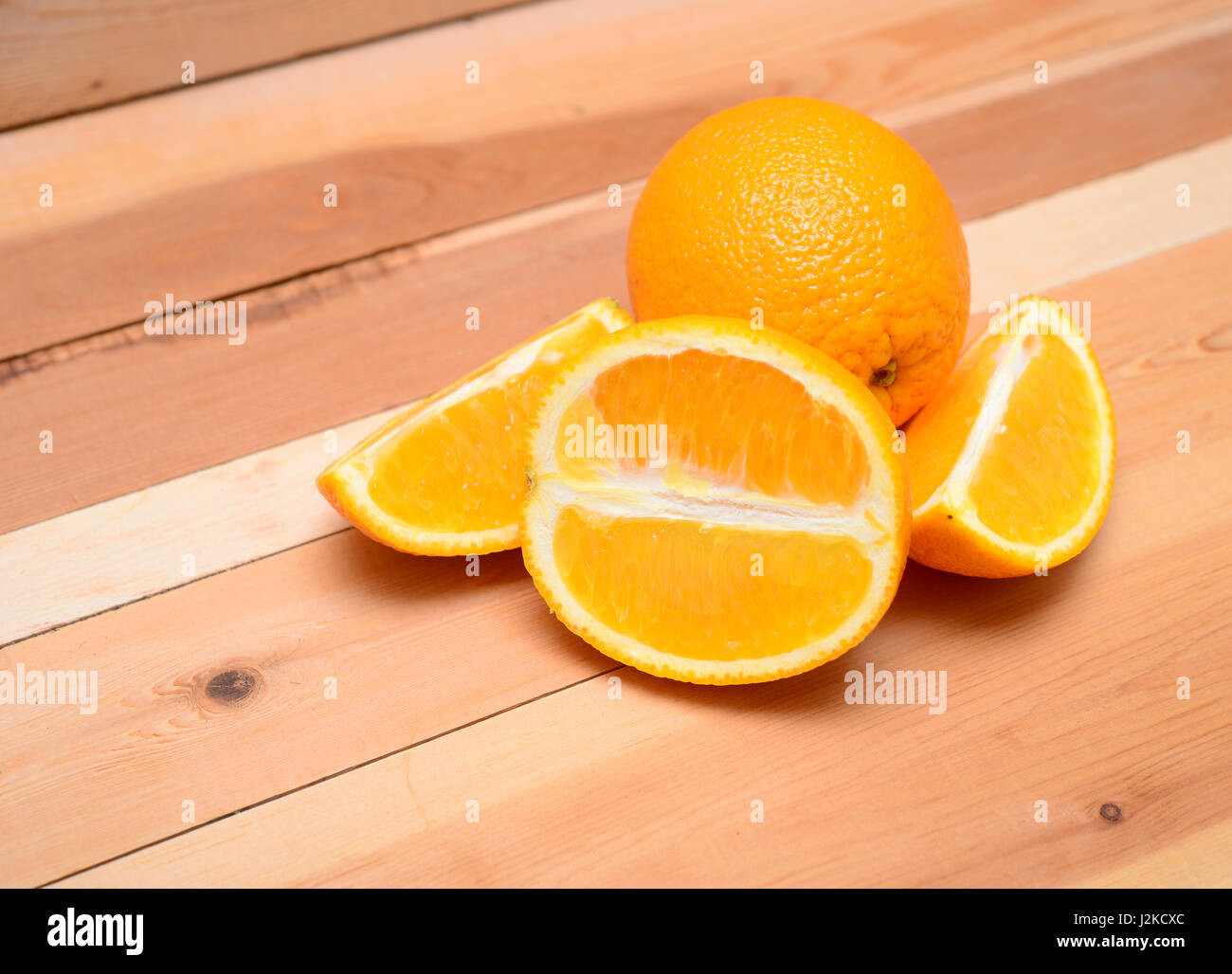 Des oranges sur un fond de bois Banque D'Images