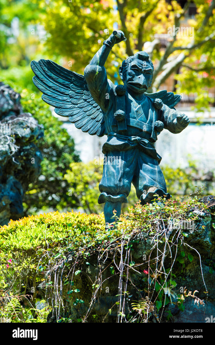 Tengu (une créature mythique du folklore japonais) statues at Hanso-bo culte dans Kencho-Ji, Kamakura, au Japon. Banque D'Images