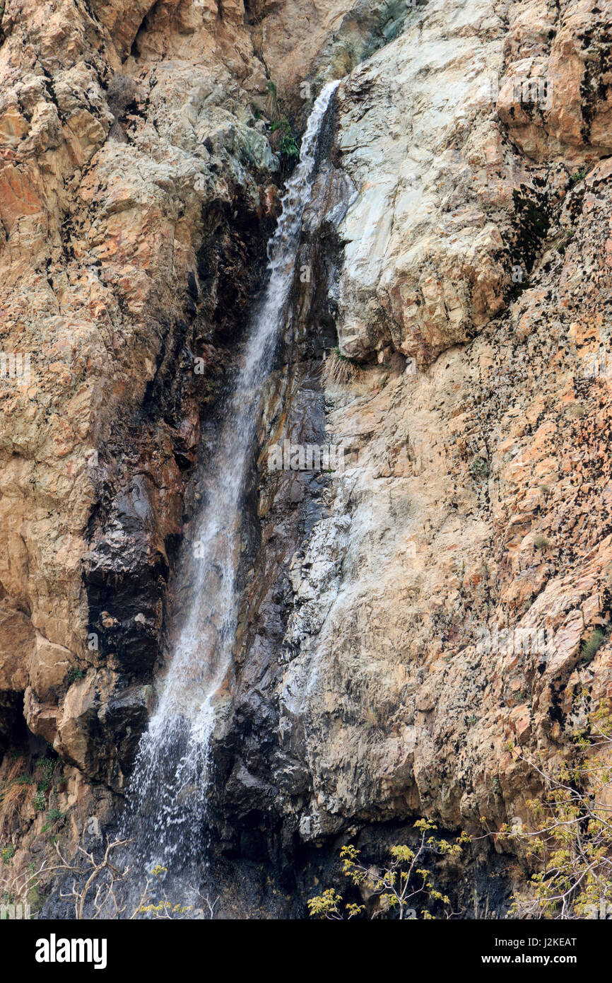 Petite chute d'eau douce en montagne Banque D'Images