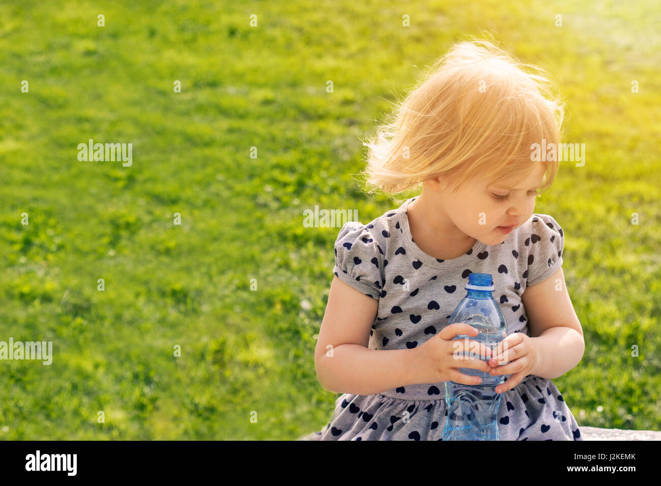 Bébé fille tenant une bouteille d'eau Banque D'Images