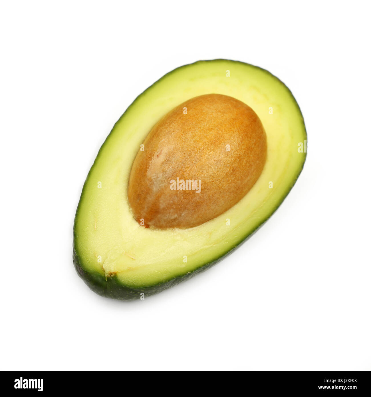Vert frais un avocat bien mûr (persea gratissima) moitié avec pierre fosse isolé sur blanc, détail, Close up, high angle view Banque D'Images