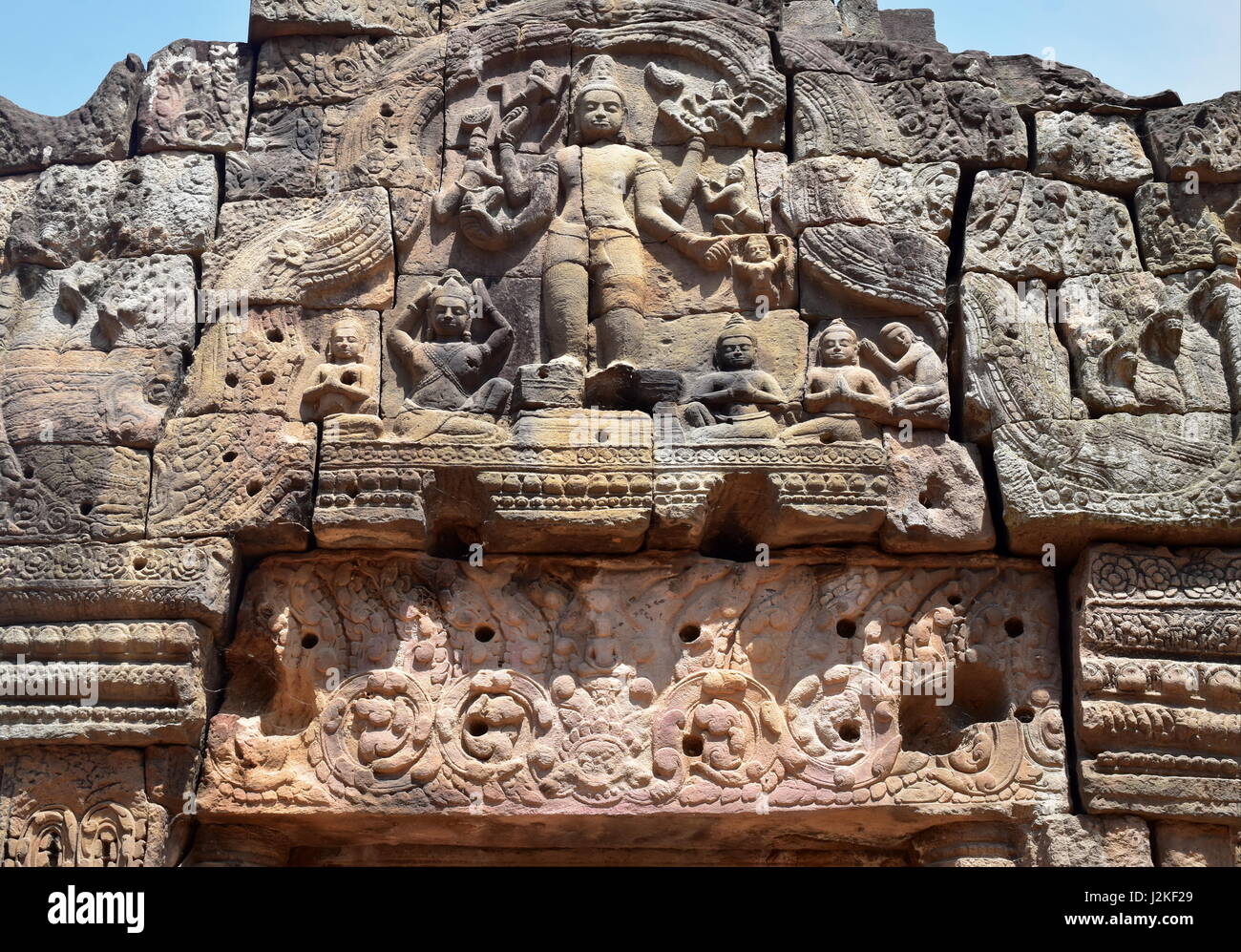 Pierre bouddhiste hindoue antique décorations de secours au-dessus de la porte de temple Prasat Ta Prohm, Takeo, au Cambodge Banque D'Images